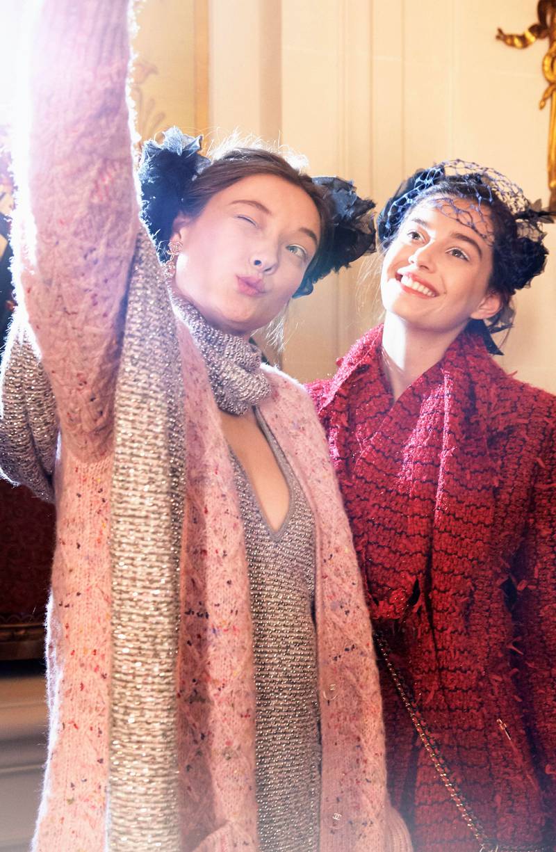 Selfietime: Selv Chanel-modeller tar selfies.