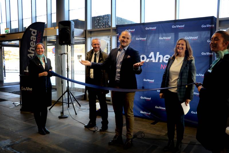 Samferdselsminister, Jon Georg Dale klippet snoren. Her med direktør for persontrafikkavtaler, Hans Kristensen og Cathrine Elgin.