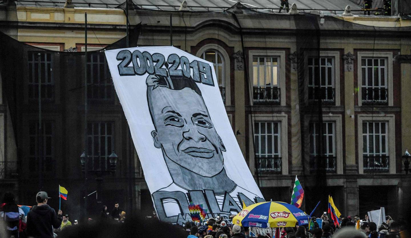 Et banner av den drepte 18-åringen Dilan Cruz under en protest i forbindelse med onsdagens streik i Bogota. Foto: NTB scanpix