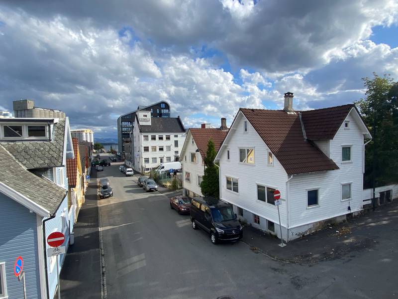 Utbyggerne ønsker å rive de to sveitserhusene til høyre foran i Spilderhauggata.