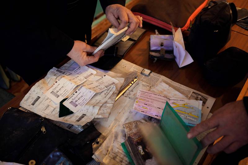 Ordfører Vladimir Beresjnoy viser frem dokumenter og andre gjenstander de har funnet etter flystyrten. Dokumentene skal overleveres til OSSE. FOTO: KYRRE LIEN