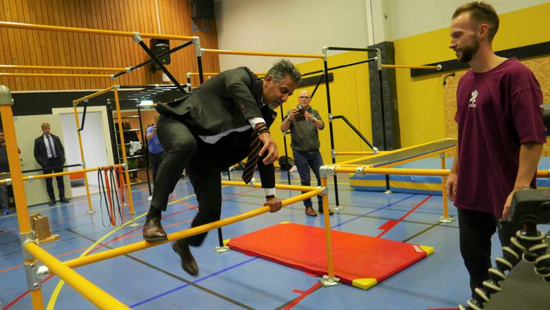 Kulturminister Abid Raja stilte sporty opp for å teste parkour-apparatet, under kyndig instruksjon fra Dominik Cieszynski.