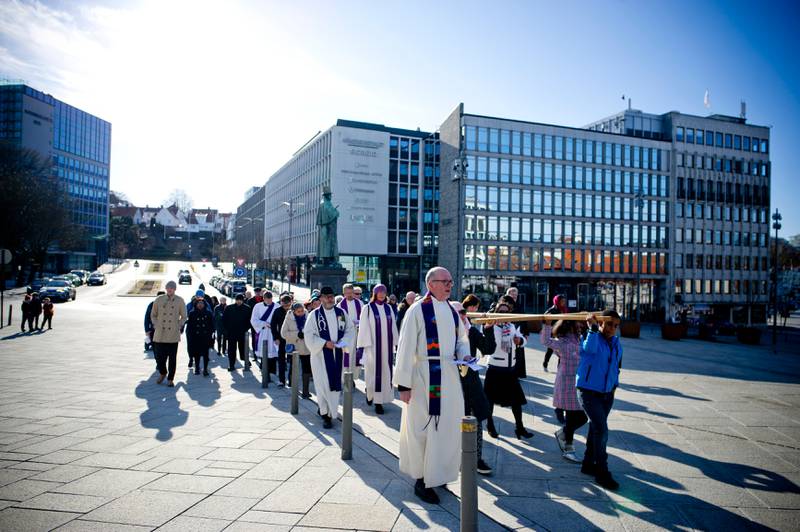 Om lag 50 personer deltok på korsvandring i Stavanger sentrum på langfredag. 