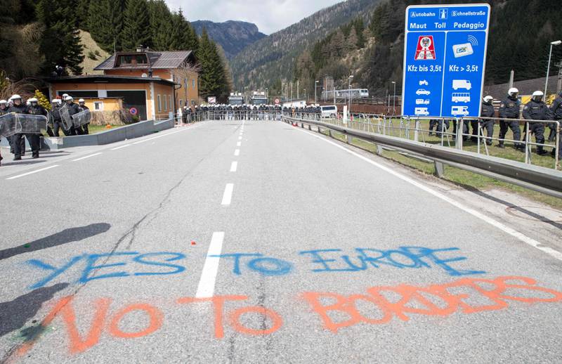 STRID: Det er strid i Østerrike om hvordan man skal forholde seg til grensen til Italia. Her fra Brenner-passet mellom de to landene. FOTO: NTB SCANPIX