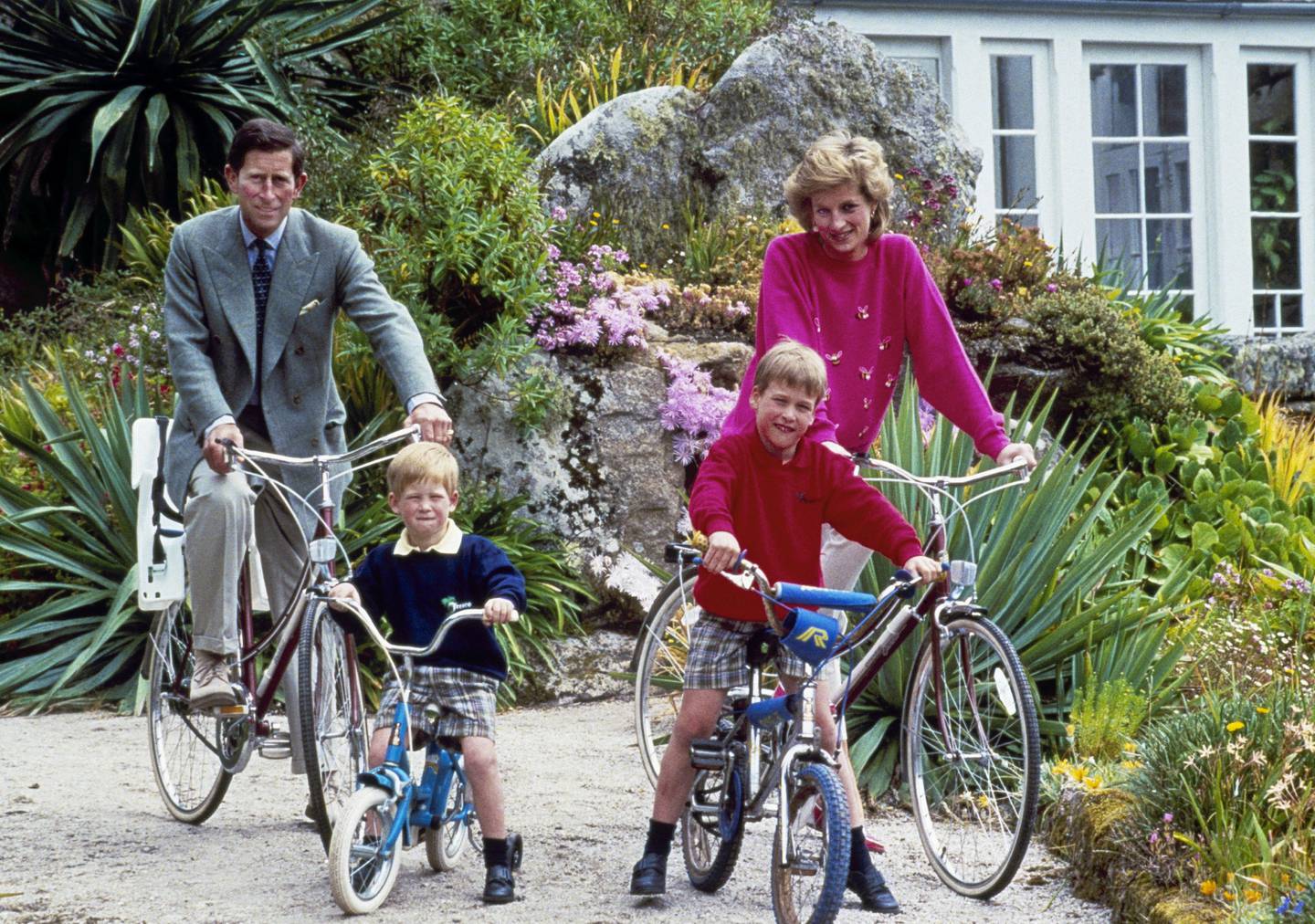 Prinsefamilien på sykkeltur på øya Tresco i juni 1981. Prins Charles og prins Harry til venstre og prinsesse Diana og prins William til venstre. 
Foto: AP / NTB
