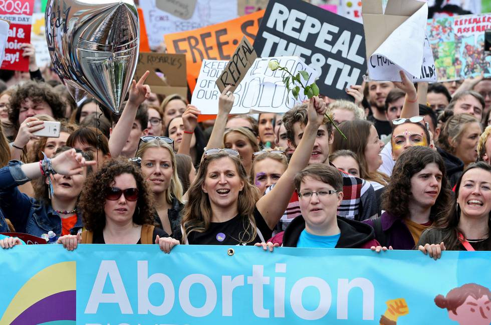 Det har vært mange abortkamper i Irland, men det er første gang det skal holdes en folkeavstem ning som kan gi en oppmykning, ikke en innstramming, av abortloven. Her fra en pro-abort-demonstrasjon i Dublin.