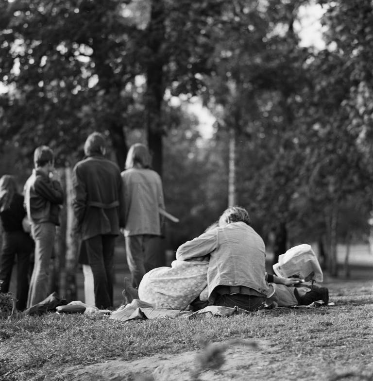 Ungdom samlet seg på Nisseberget i Slottsparken gjennom 1960- og 1970-tallet. Musikk, poesi og vennskap, men også rus ble en del av ungdomsmiljøet her. Bilde fra 1968 da avisene klaget over at «løsgjengerungdommen» samlet seg her.