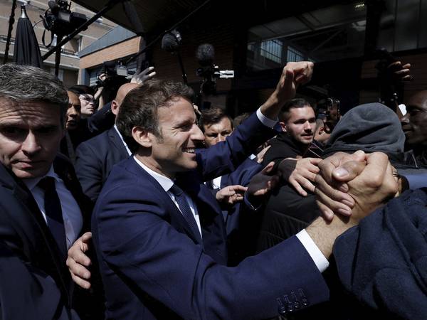 Macron angrepet med cherrytomater under besøk i forstad