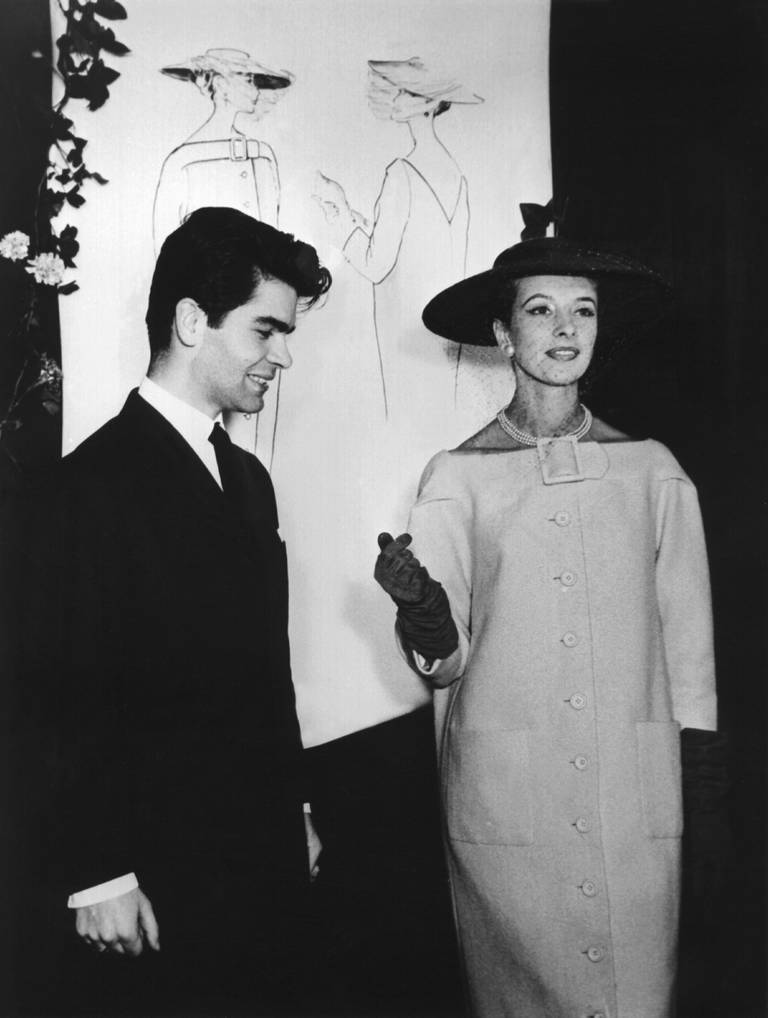1954: studenten Karl Lagerfeld presenterer en kreasjon han har designet.