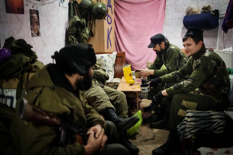 Pro-russiske seperatister slapper av i en bunkers ved frontlinjen i Donetsk, like ved flyplassen. Dette området er helt ødelagt og sivile har forlatt hjemmene sine. FOTO: KYRRE LIEN