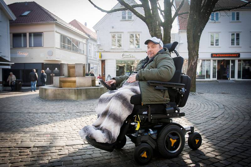 Frank Pedersen ble avhengig av rullestol i 2015. Han håper det kan bli lagt skiferspor på Arneageren, så det kan bli lettere for rullestolbrukere å komme seg rundt.