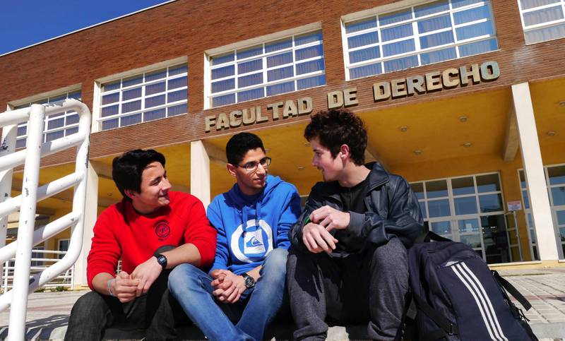 Studentene Carlos Marriscal Reina, Amin Hamed Mohamed og Jorge Garcia Moreno har en usikker framtid. Unge er blant dem som tiltrekkes av de nye partiene i Spania. FOTO: ÅSNE GULLIKSTAD