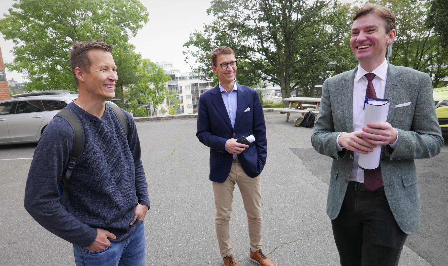 Statsråd Henrik Asheim likte det han fikk høre fra paramedisinstudent Daniel Hansen. I midten, informasjonssjef Tore Petter Engen ved Høgskolen i Østfold.