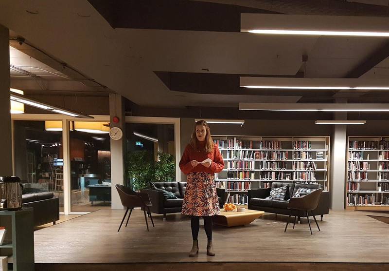 NYTT: Fungerende avdelingsleder Ragnhild S. Stuler på Røa bibliotek kan vise fram nyoppusset lokale.
