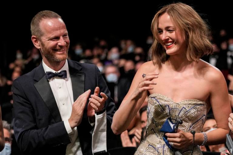 Joachim Trier og Renate Reinsve i Cannes tidligere i år. Nå har «Verdens verste menneske» fått plass på Varietys liste over årets beste filmer, rett før Oscar-akademiet begynner å stemme. Foto: AP