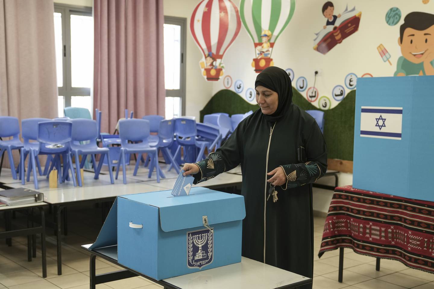 En palestiner med israelsk statsborgerskap stemmer i valget.
