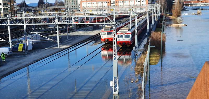 Den høye vannstanden mandag førte til store problemer for togene og annen infrastruktur i Drammen.