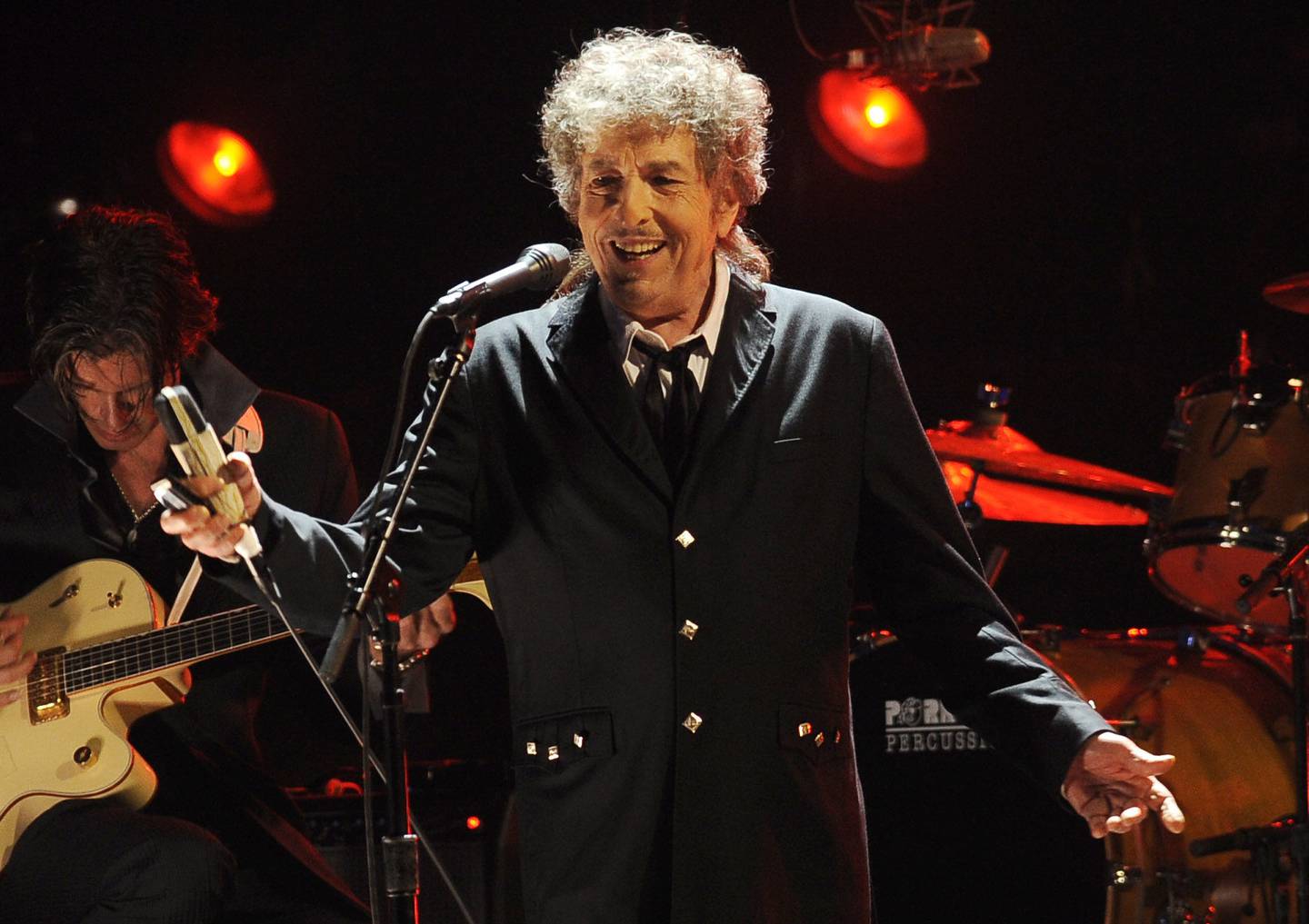 Bob Dylan i godt humør på scenen i Los Angeles i 2012.