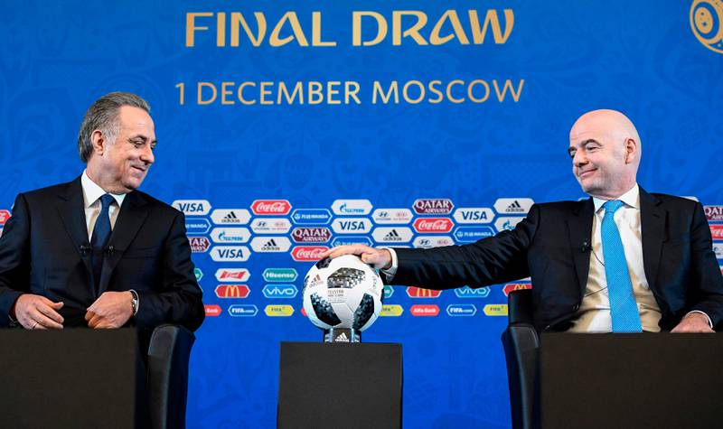 FIFA-president Gianni Infantino (t.h.) og statsminister og fotball-sjef i Russland Vitalij Mutko under trekningen til VM i Moskva 1. desember.