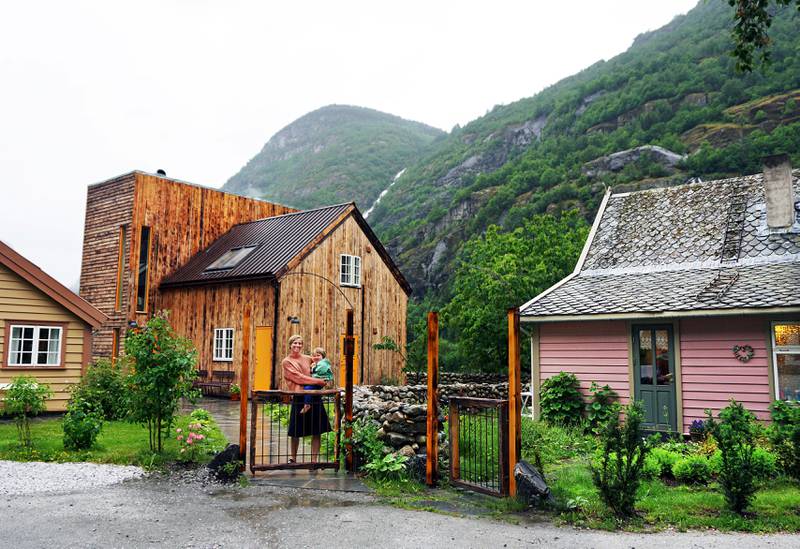 Hotelldirektør og gårdskone Tone Rønning Vike har skapt en råtøff gårdshotellperle i Aurland, med en spennende miks av kul design og tradisjoner. Her med Ensi (3) på hofta. ALLE FOTO: CHRISTINE BAGLO