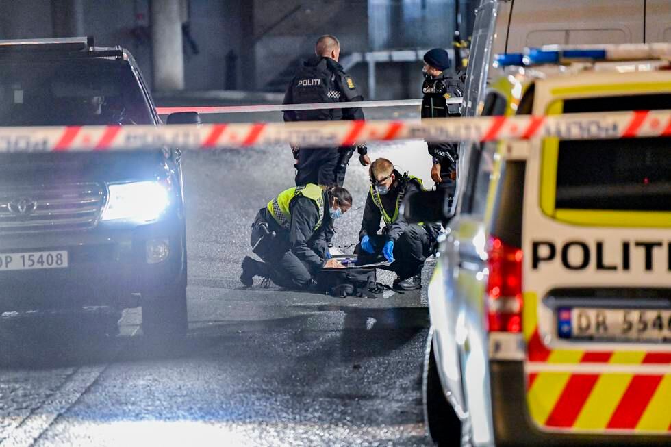 Politi i arbeid ved Stovner senter i Oslo, der en person ble skutt i magen mandag kveld.
Foto: Naina Helén Jåma / NTB