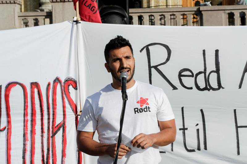 Oslo 2019829. 
Siavash Mobasheri leder av rødt i Oslo, holdt apell utenfor stortinget. Ca to hundre personer møtte opp for å redde Amazonas og stoppe handelsavtalen med Brasil.
Foto: Vidar Ruud / NTB scanpix