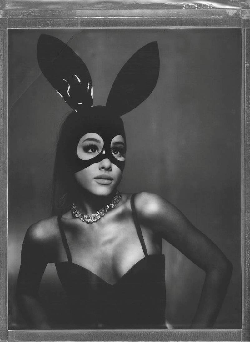 Ariana Grande som superhelt – eller superskurk, slik hun framstår på albumet «Dangerous Woman».