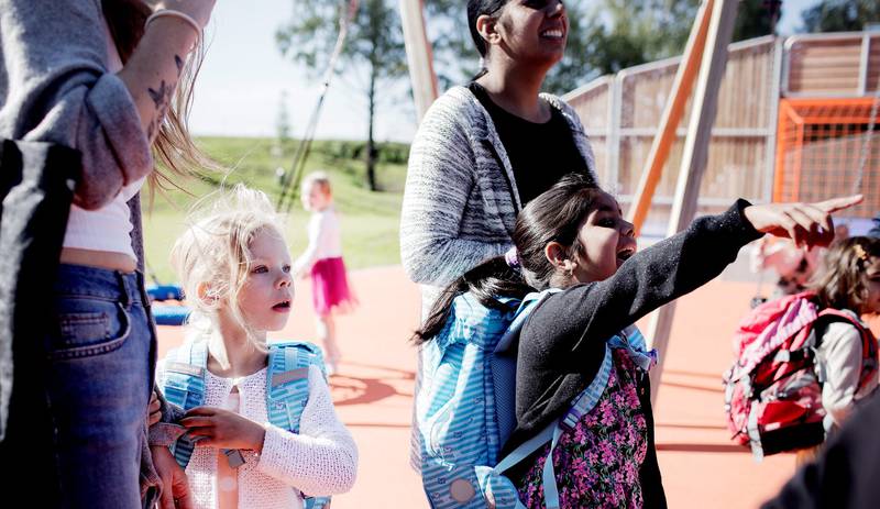Ronja Ihrstad Noreng (6) og bestevenninnen Jasneet Kaur (6) har gått i samme barnehage, og begynner begge på Veitvet skole. FOTO: HILDE UNOSEN