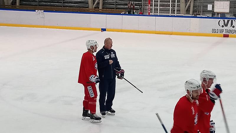 Her står Tobias Lindström og snakker med Roy Johansen på onsdagens Vålerenga-trening. Like etter forlot svensken isen.