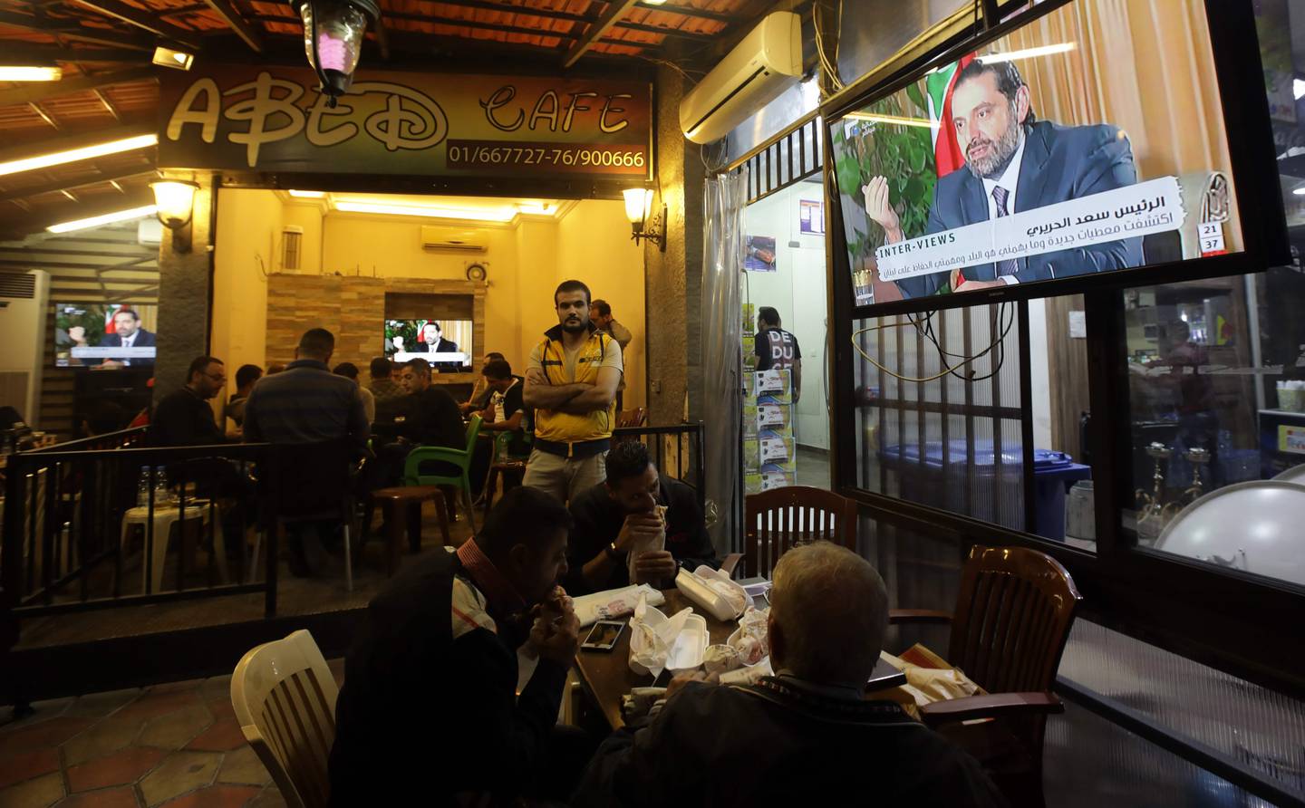 Lebanese watch an interview with Lebanon's resigned prime minister Saad Hariri at a coffee shop in Beirut on November 12, 2017.
Saad Hariri pledged he would return to Lebanon from Saudi Arabia "very soon," in his first television interview since his shock resignation as prime minister eight days ago. / AFP PHOTO / ANWAR AMRO