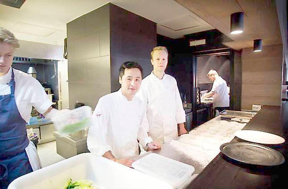 Kjøkkensjefene Björn Johan Dong-Soo Svensson (t.v) og Jo Bøe Klakegg er stolte og ydmyke over å ha fått en stjerne i den prestisjetunge Michelinguiden.