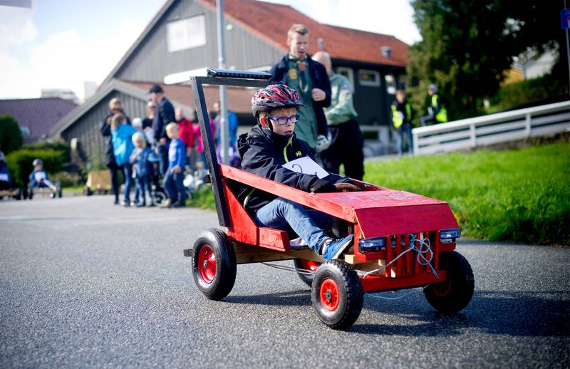 «Flame» er navnet på den røde olabilen til Marius Albertsen (9). Han deltok under rennebilløpet under bydelsfesten «Lyden av Hillevåg».