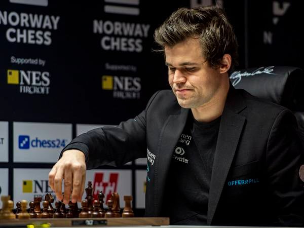 Magnus Carlsen i delt ledelse etter første dag i lynsjakk-VM tross søvnmangel og skjortetrøbbel