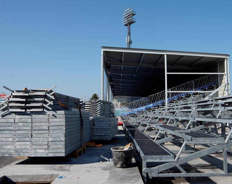 I forbindelse med deltakelsen i Europaligaen har det europeiske fotballforbundet (UEFA) stilt krav om minimum 8.000 sitteplasser på Sarpsborg stadion. De siste 1.500 setene må komme på plass i god tid før første hjemmekamp 4. oktober.