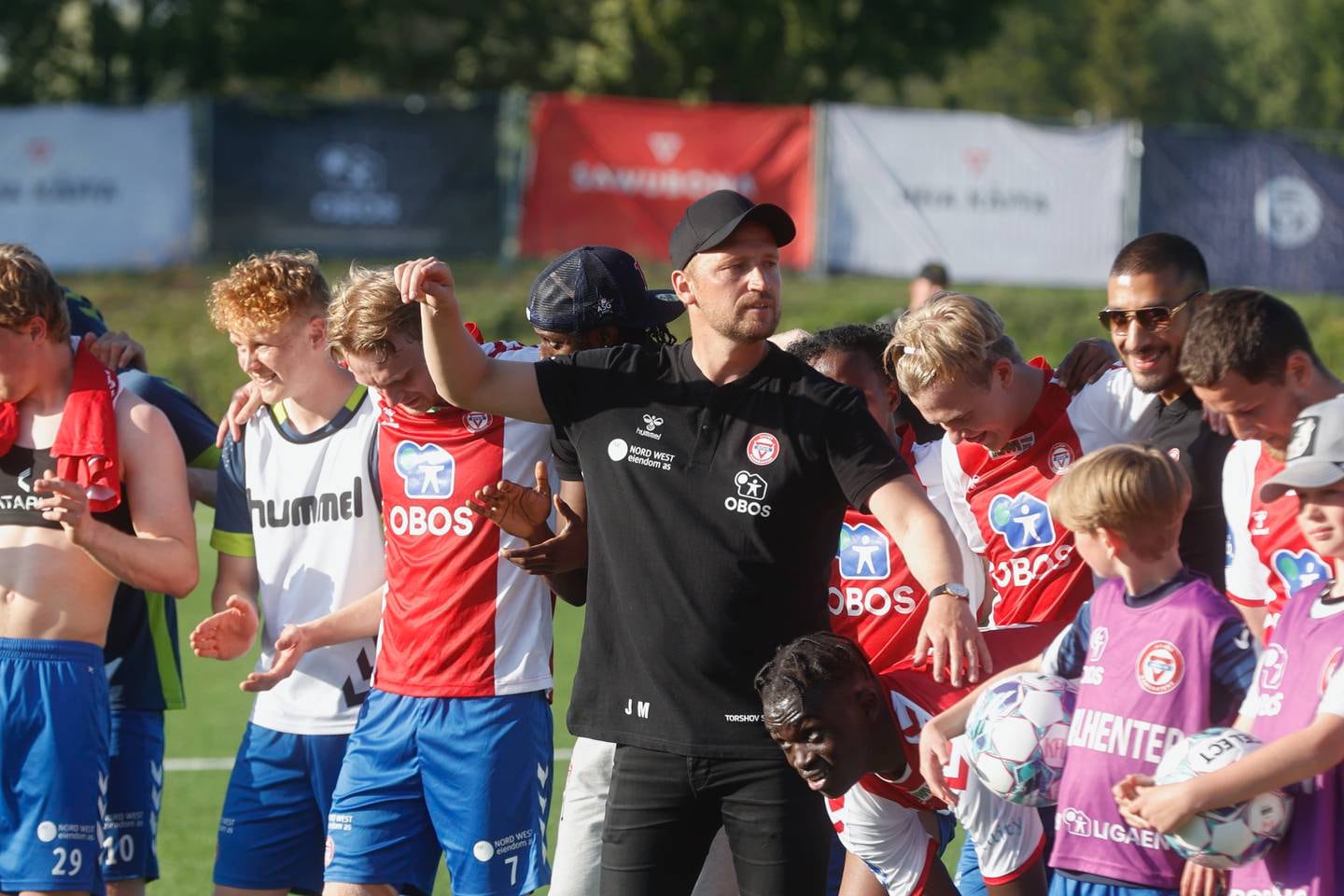KFUM-trener Johannes Moesgaard feirer sammen med spillerne etter kampslutt.