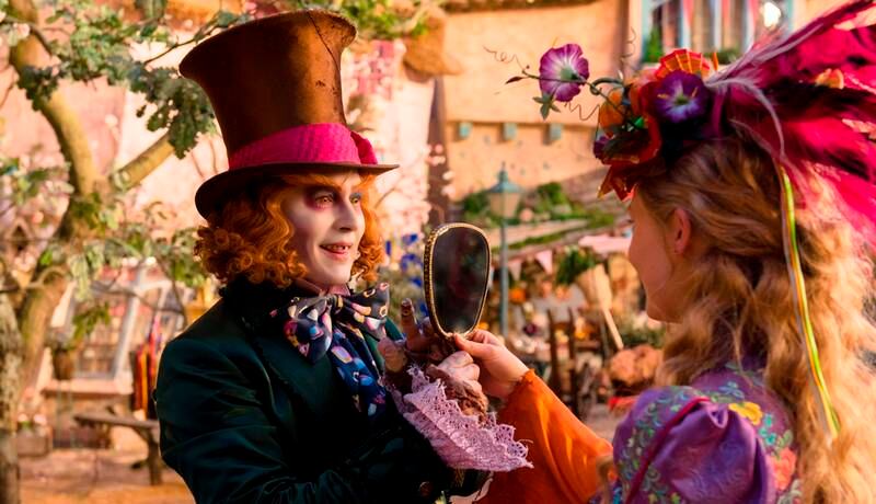 Alice (Mia Wasikowska) og hattemakeren Tarrant Hightopp (Johnny Depp) i «Alice Through the Looking Glass».