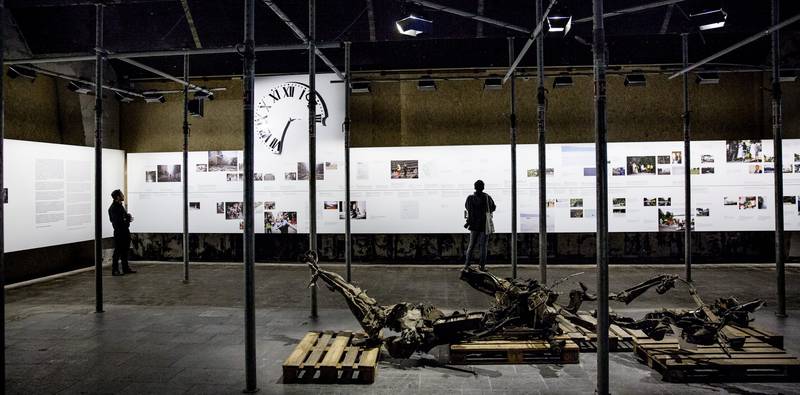 Utstillingen viser en tidslinje for hendelsene 22. juli. Foran er restene av bilen Breivik brukte. FOTO: FREDRIK BJERKNES