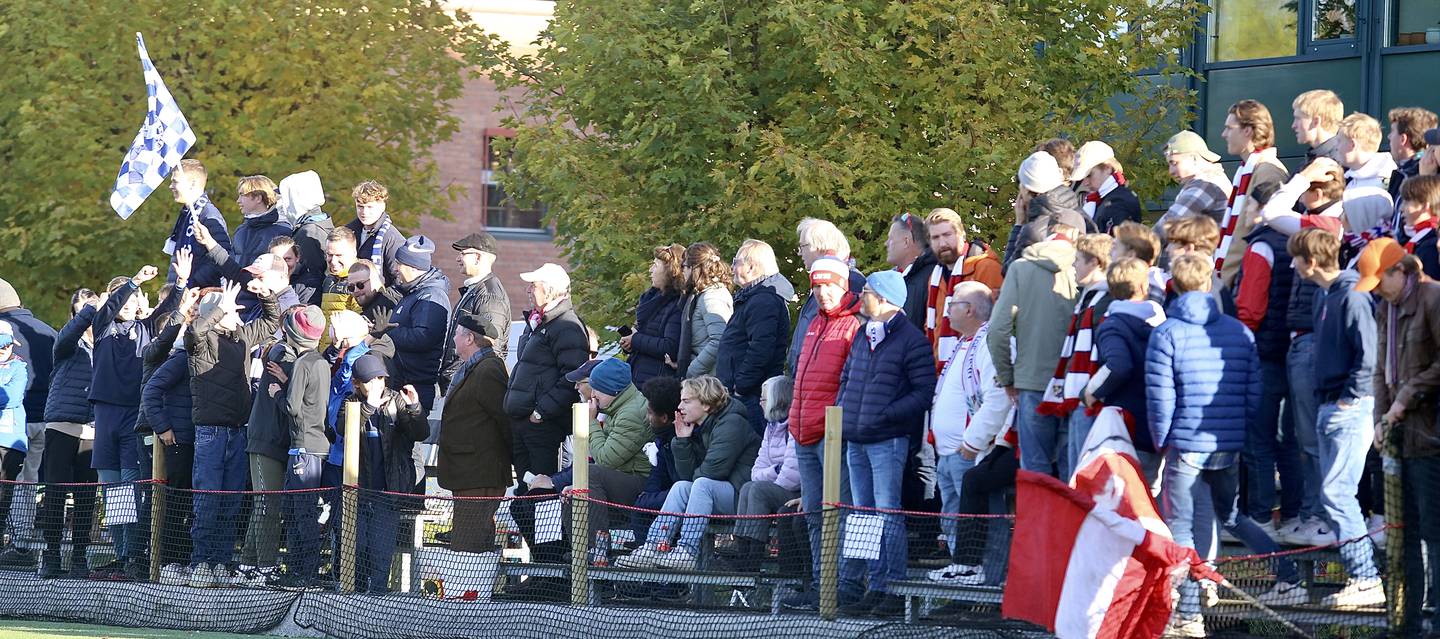 Frigg- og Lyn-supporterne sto side om side under lørdagens kamp. Nesten 1500 tilskuere så byderbyet i 3. divisjon.