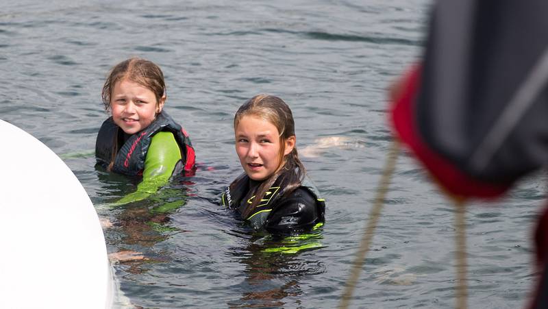 11 år gamle Agnes Hjorth Pettersen (til høyre) synes det er dumt at de ikke vil kunne bruke et like stort område å seile i som i dag.