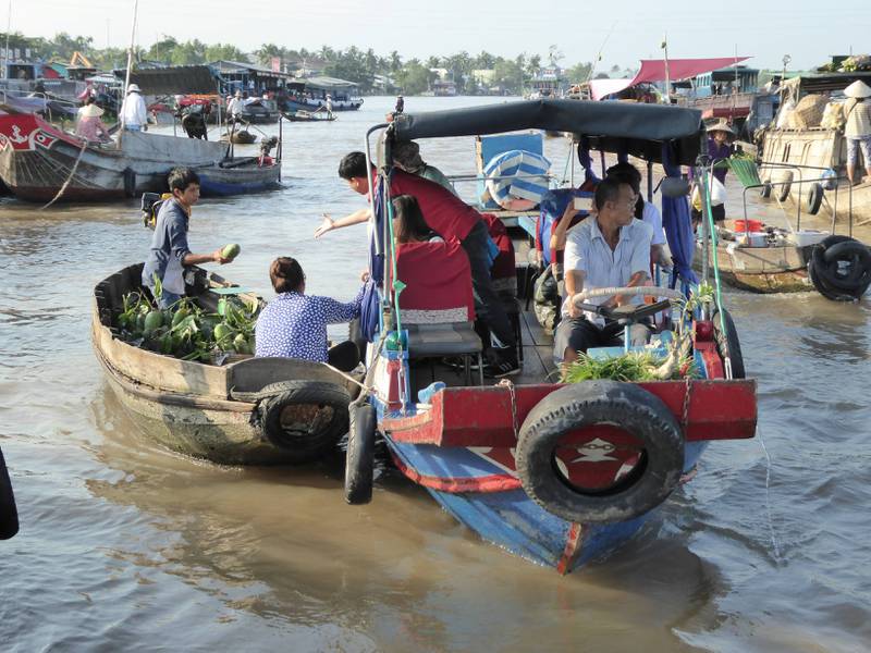 Handelen er livlig i det flytende markedet på Mekong-elven i byen Can Tho. FOTO: Erik Sagflaat