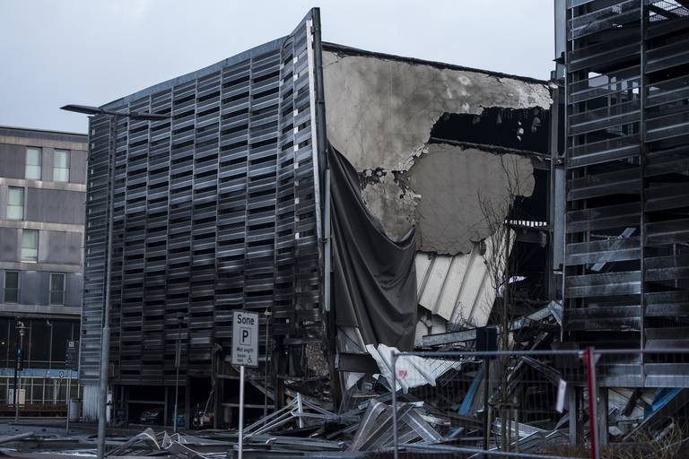 Parkeringshuset på Stavanger lufthavn Sola ble totalskadd i brannen for to år siden. Nå skal et nytt parkeringshus bygges på samme sted. Foto: Carina Johansen / NTB