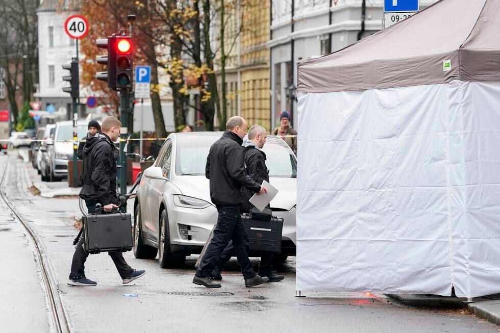 Politiet etterforsker på stedet etter at en mann ble skutt av politiet på Bislett i Oslo. Mannen hadde ifølge politiet prøvd å angripe flere personer med kniv. 
Foto: Torstein Bøe / NTB
