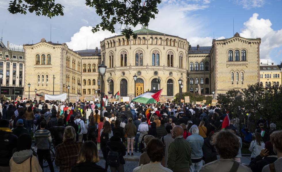 Engasjementet var stort da demonstranter samlet seg på Eidsvoll plass foran Stortinget i Oslo onsdag. Ifølge politiet kan så mange som 3.000 mennesker ha deltatt i demonstrasjonen.
Foto: Berit Roald / NTB