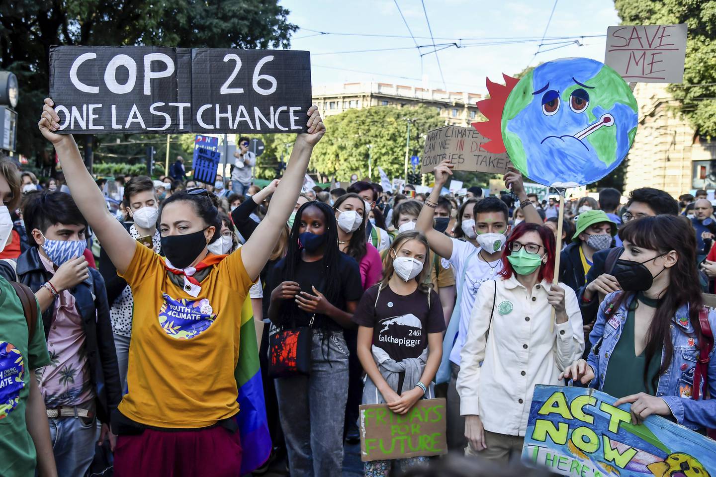 Klimaaktivister demonstrerte i Milano i Italia før et formøte til COP26 som holdes i Skottland. I midten aktivistene Vanessa Nakate fra Uganda og Greta Thunberg fra Sverige.