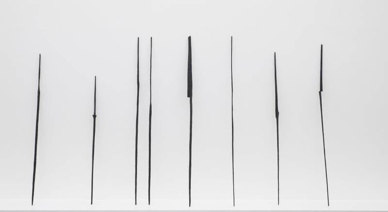 En ny serie skulpturer minner like mye om spyd som at de er fysiske manifestasjoner av Jan Groths legendariske streker.