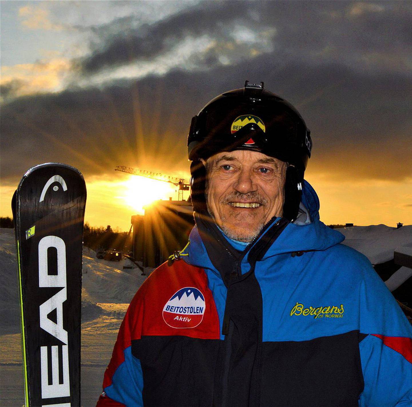 Lasse Dehle jobbet mye som skiinstruktør da han var ung, og har vendt tilbake til yrket etter at han ble pensjonist. Foto: Privat/NTB