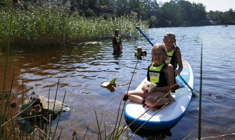 Lilly Halmrast-Andersson (10, til venstre) og Ava Gholizad Gulbrandsen (11) syntes det var deilig å bruke dagen ute på tredje dam, med både padling og bading i solskinnet.