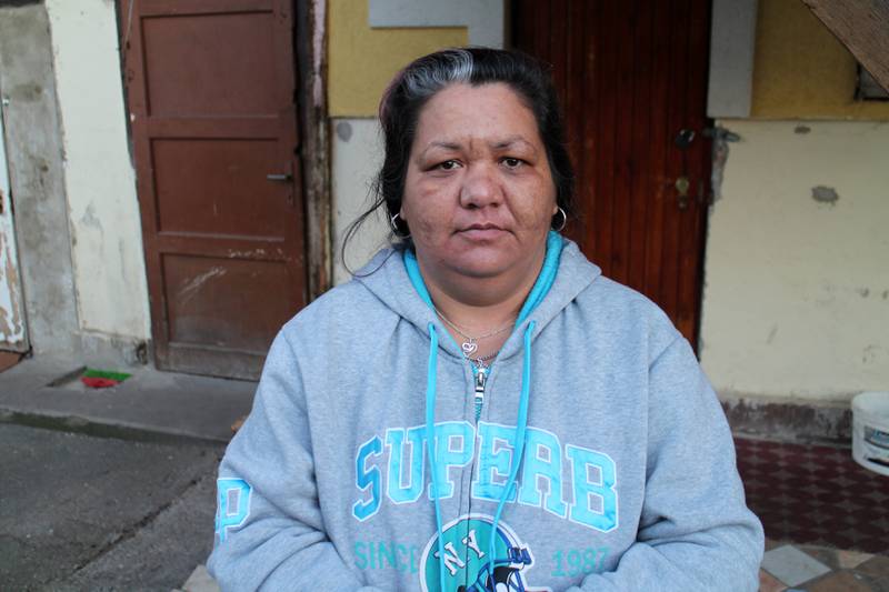 Romakvinnen Mari L. har nettopp fått brev fra de lokale myndighetene i den ungarske byen Miskloc som sier at de må flytte. Mari fortviler og vet ikke hvor de skal ta veien. FOTO: ROY F. ANDERSEN