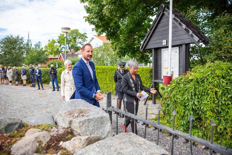 Ordfører Hanne Tollerud ønsket kronprinsen velkommen til Moss. I bakgrunnen: Fylkesmann Valgerd Svarstad Haugland og politimester Ida Melbo Øystese.