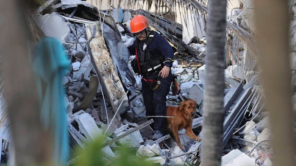En redningsarbeider jobber i ruinene. Foto: David Santiago/Miami Herald via AP / NTB 
